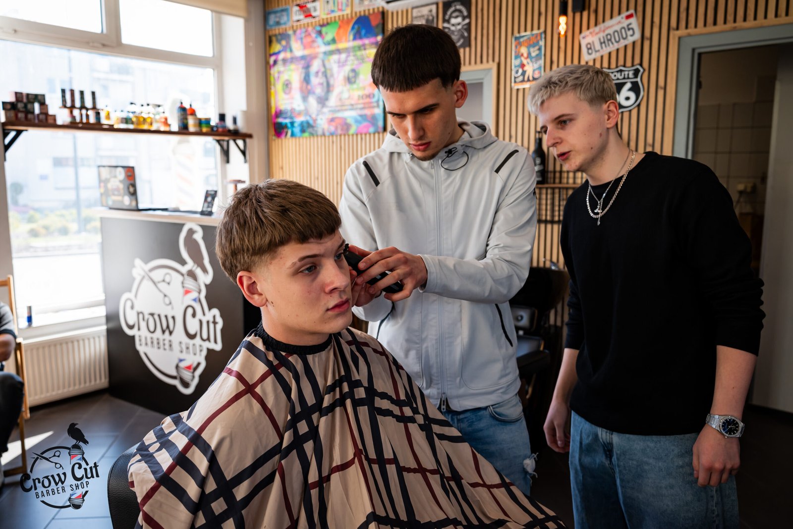 Crow Cut Barber Shop barber przy pracy