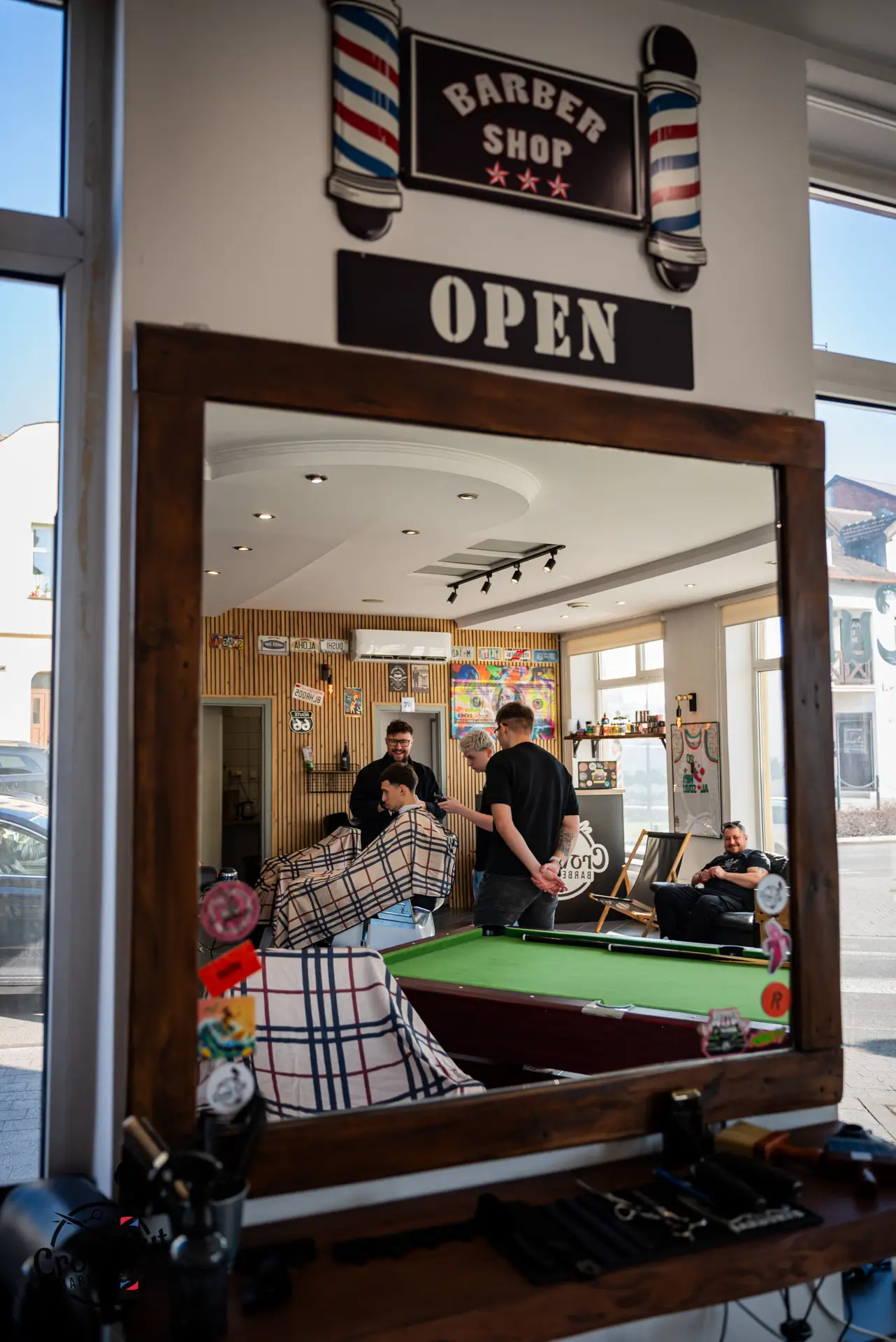 Crow Cut Barber Shop wnętrze